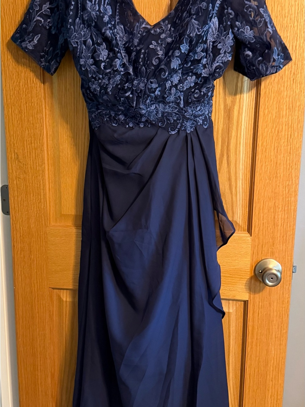 Elegant Navy Lace & Chiffon V-Neck Evening Dress - Picture 2 of 3